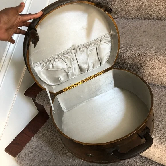 Vintage Hardshell Travel Traincase Hat Box